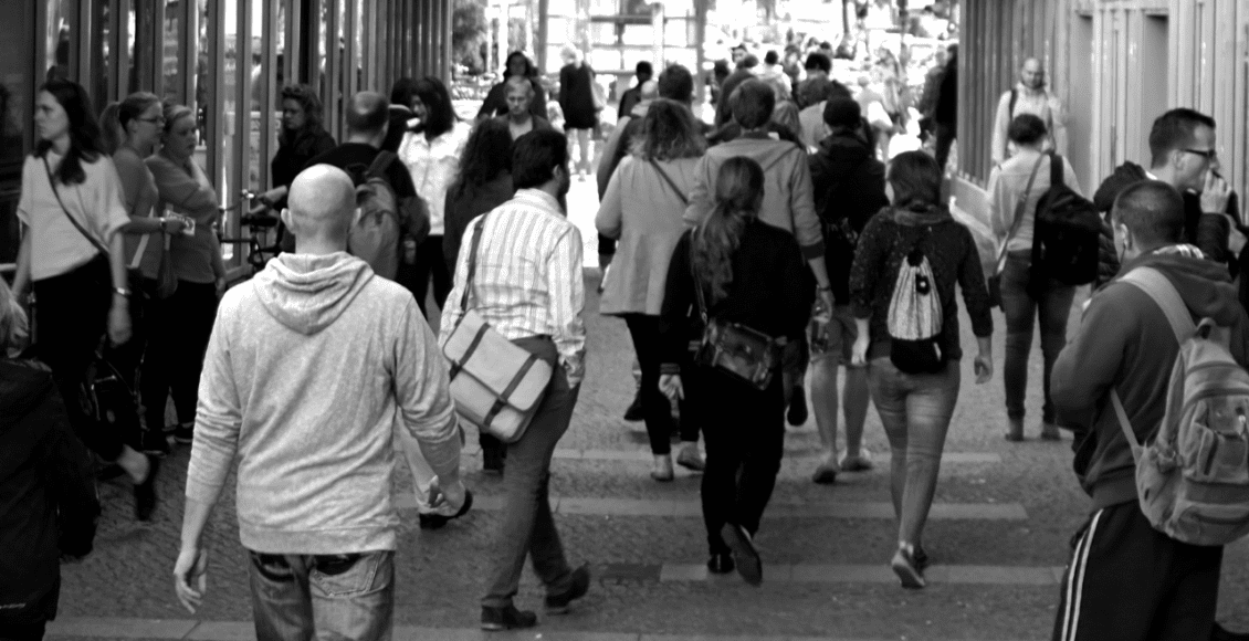 ludzie spacerujący w miejscu publicznym w kolorach czarno białym