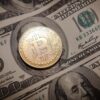 bitcoin na tle dolarów