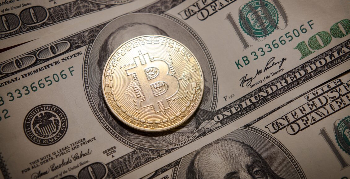 bitcoin na tle dolarów