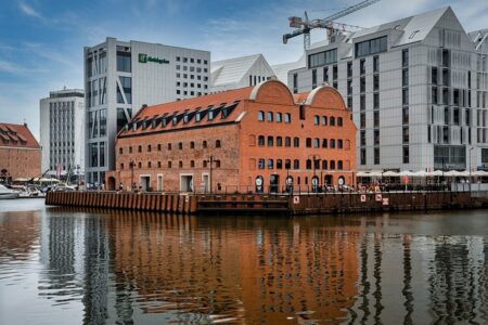 Największe miasto w Polsce. To wcale nie Warszawa. Jak do tego doszło?
