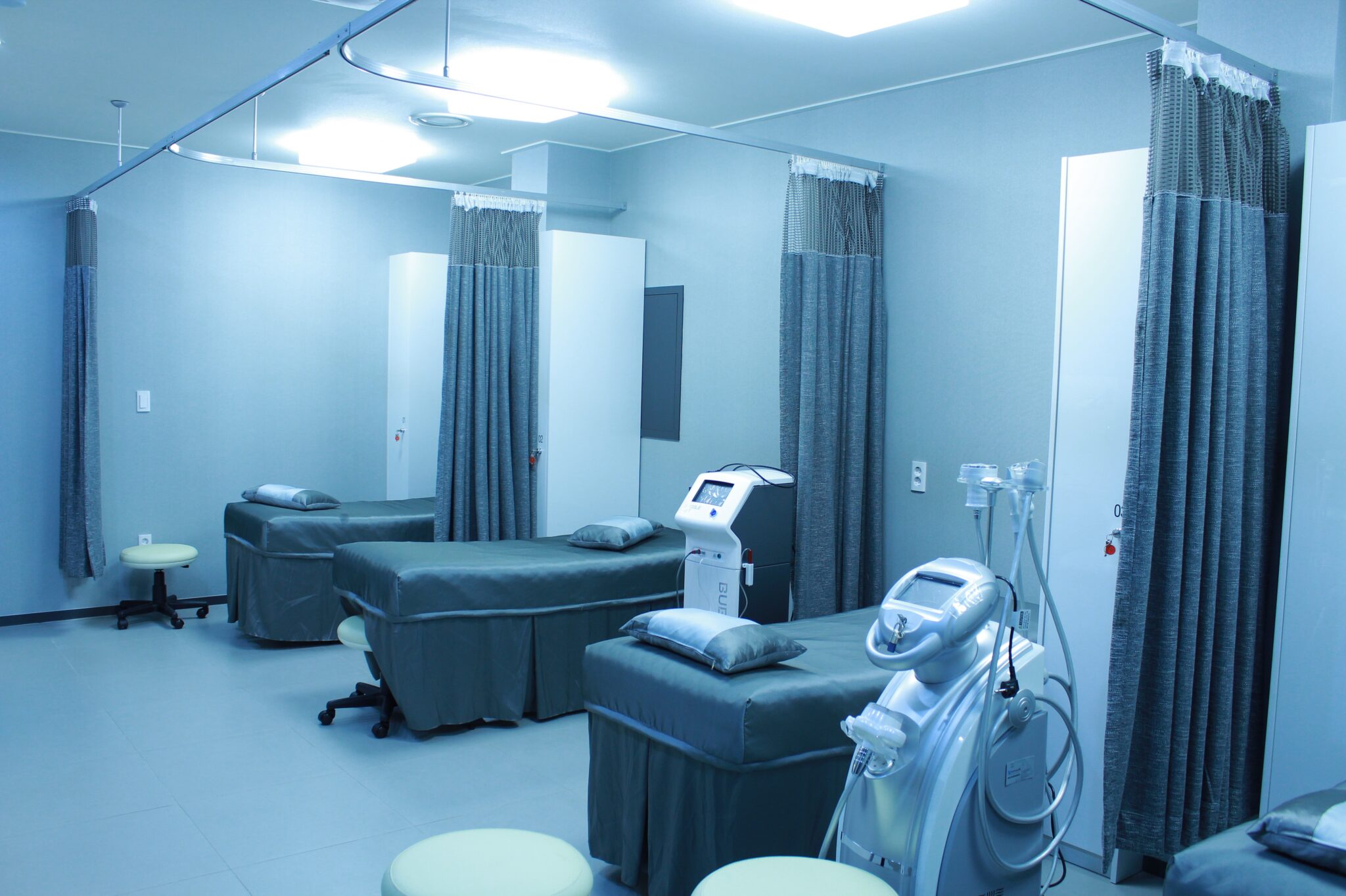 sala szpitalna z niebieskim światłem