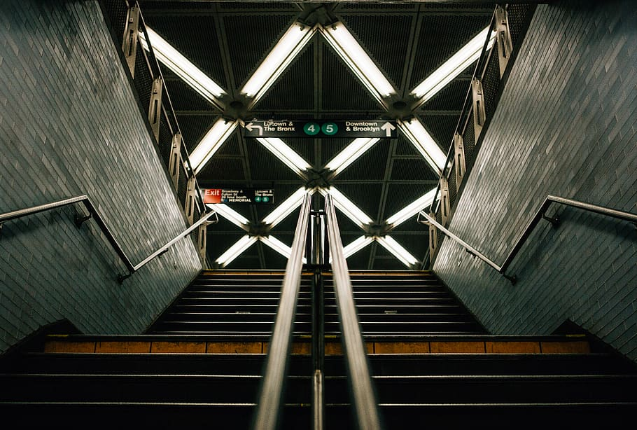 Nowojorskie metro śledzi gapowiczów dzięki AI. Sztuczna inteligencja w roli „kanara”