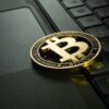Bitcoin na tle klawiatury laptopa