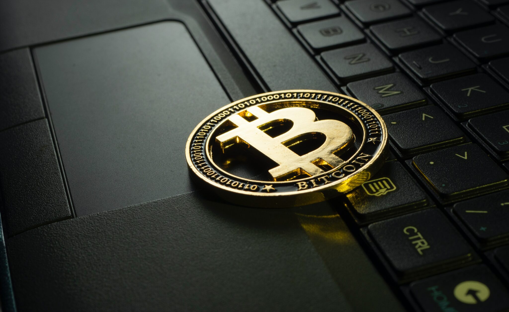 Bitcoin na tle klawiatury laptopa