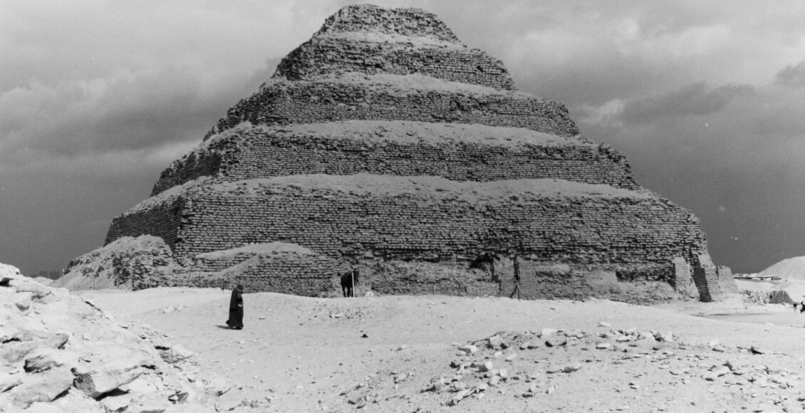 czarno biała piramida