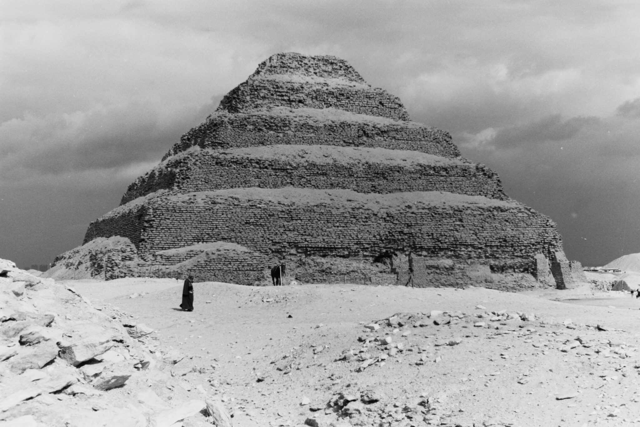 czarno biała piramida