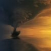 Tornado na tle złotego nieba
