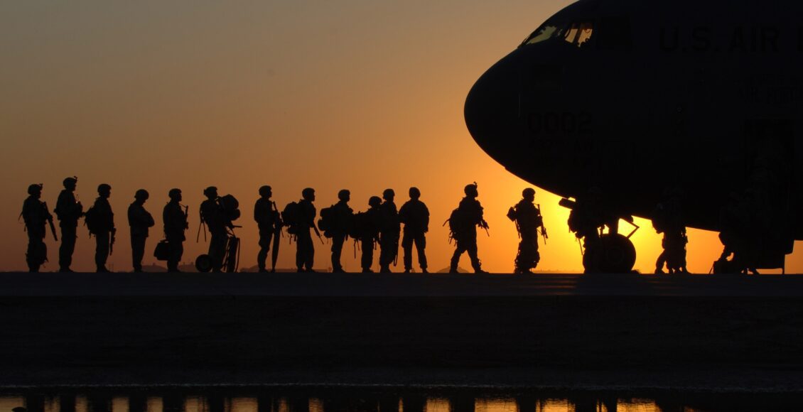 Żołnierze przed samolotem