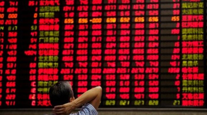 Trader obserwuje spadające ceny akcji w Chinach