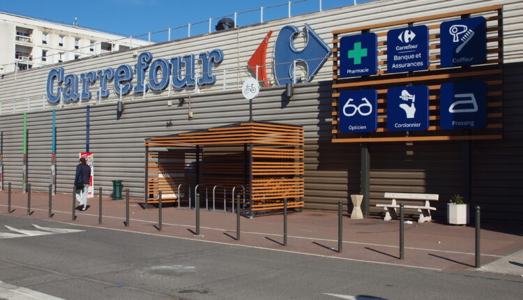 Carrefour zamknął kilkadziesiąt sklepów w Polsce. Co dalej z popularną siecią hipermarketów?