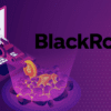 logo BlackRock na tle górnika wydobywającego bitcoiny