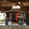 logo sejmu polski na tle restauracji