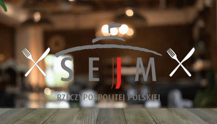 logo sejmu polski na tle restauracji