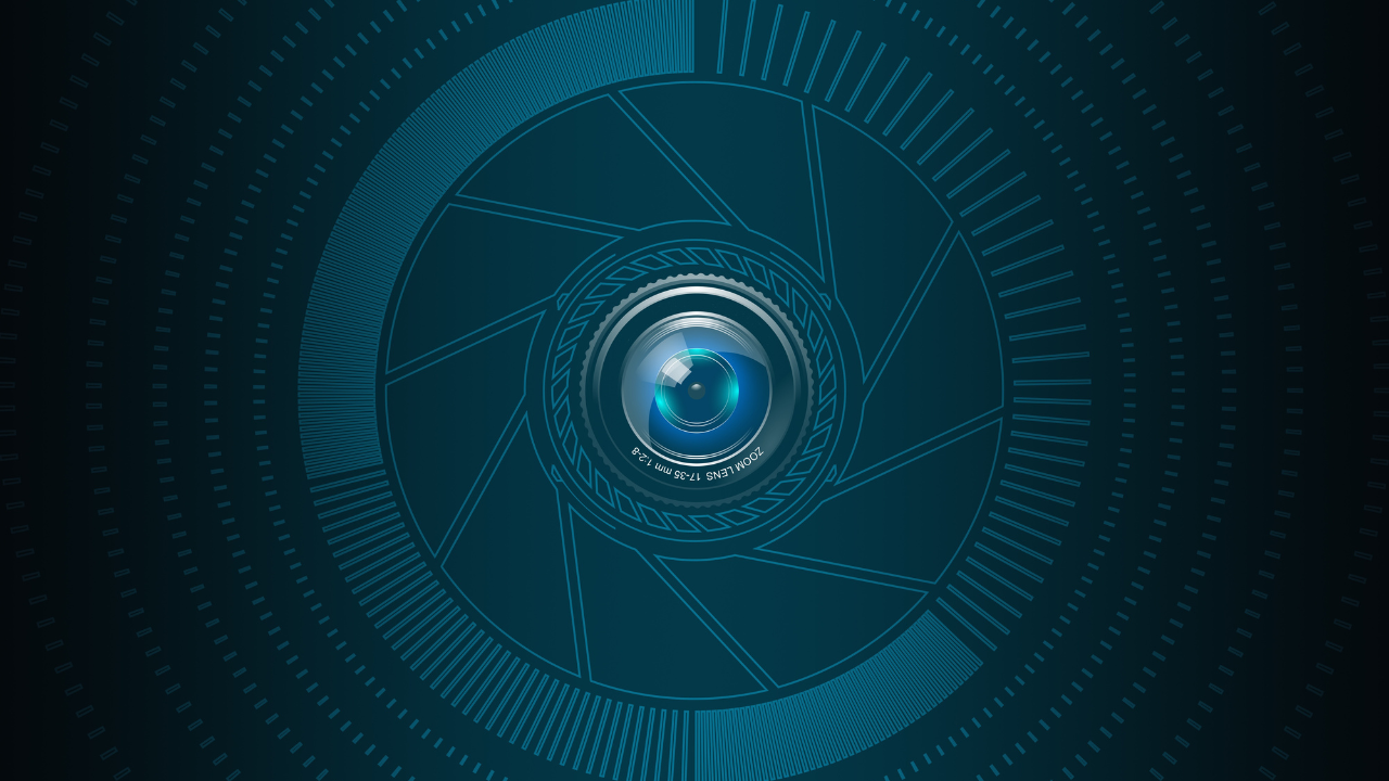 zbliżenie na niebieski obiektyw kamery który wygląda jak oko wpatrujące się w człowieka