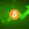 logo bitcoina na zielonym tle z rosnącą strzałką