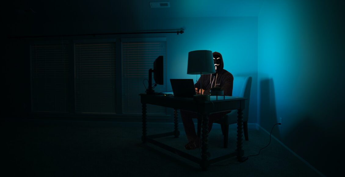 Haker w ciemnym pomieszczeniu