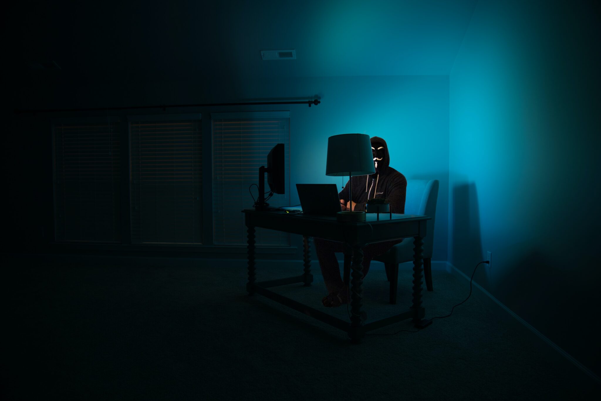 Haker w ciemnym pomieszczeniu