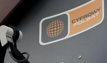 Logo Cyfrowego Polsatu na talerzu anteny satelitarnej