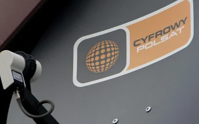 Logo Cyfrowego Polsatu na talerzu anteny satelitarnej