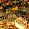 Złote monety BTC na stole