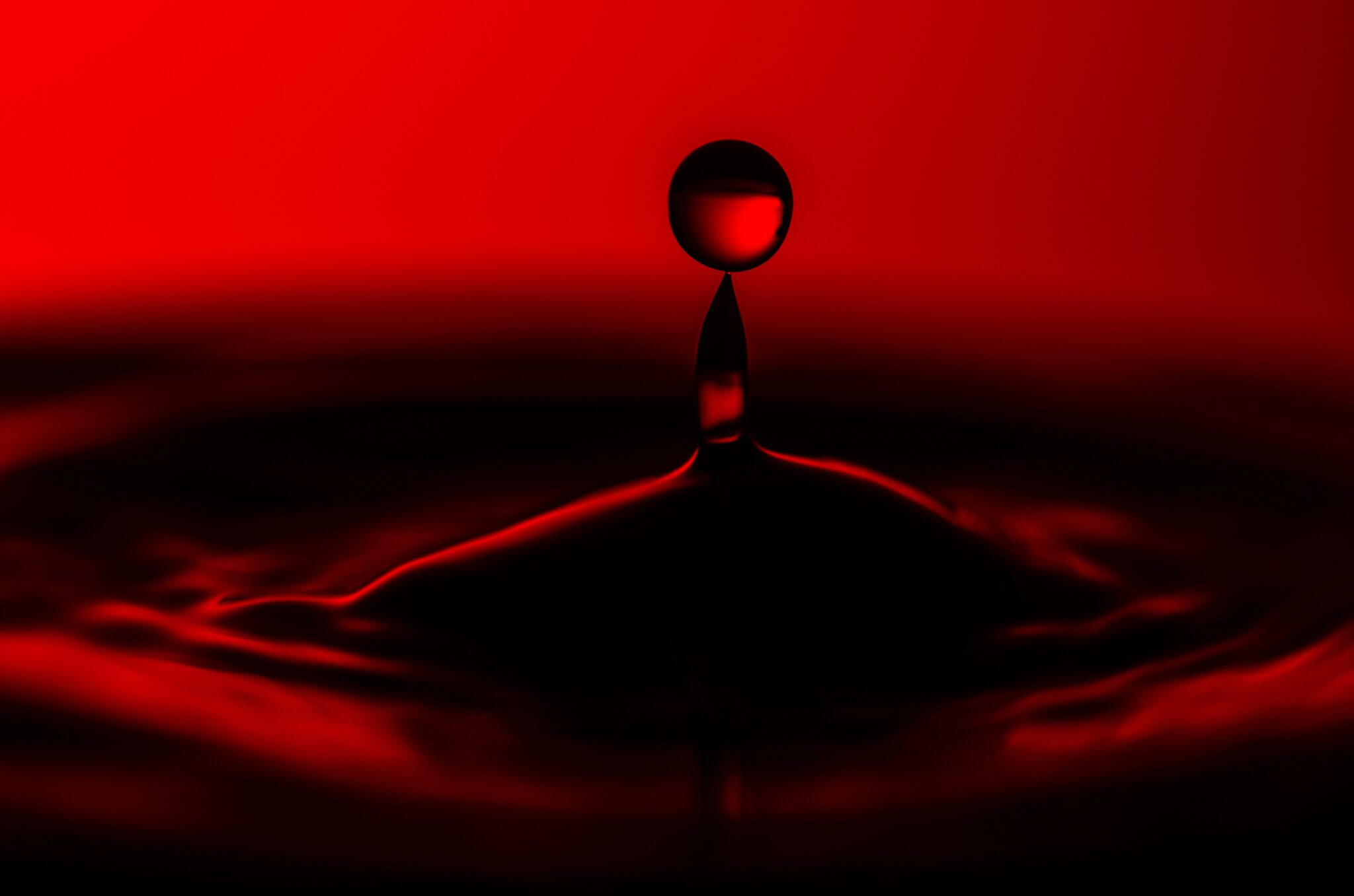 Kropla wpadająca do czerwonej wody
