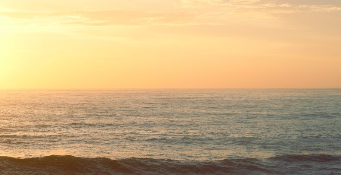 Słoneczny zachód słońca nad morzem