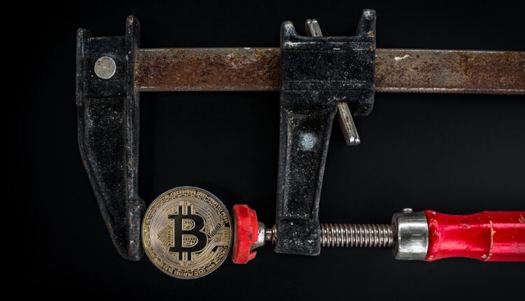 Bitcoin w stolarskim ścisku