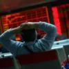 Trader przed widokiem spadających cen na giełdzie