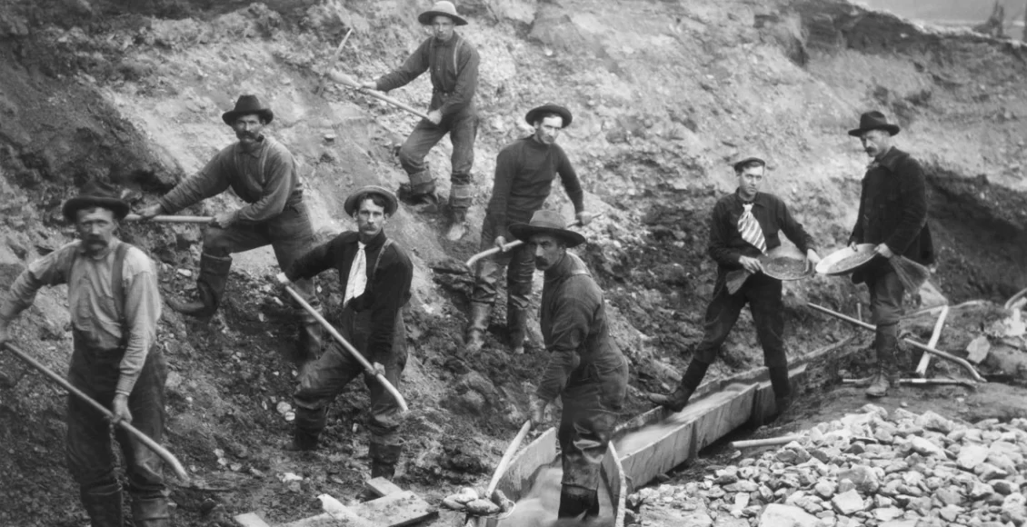 Ludzie pracujący nad wydobyciem samorodków złota w Klondike