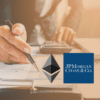 biznesmen sporządzający piórem raport, w tle logo ethereum i jpmorgan chase