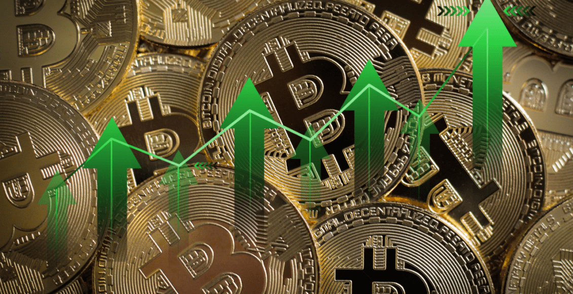 Monety bitcoin z zielonymi strzałkami wskazującymi na aprecjację