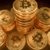 Monety Bitcoin w stosach