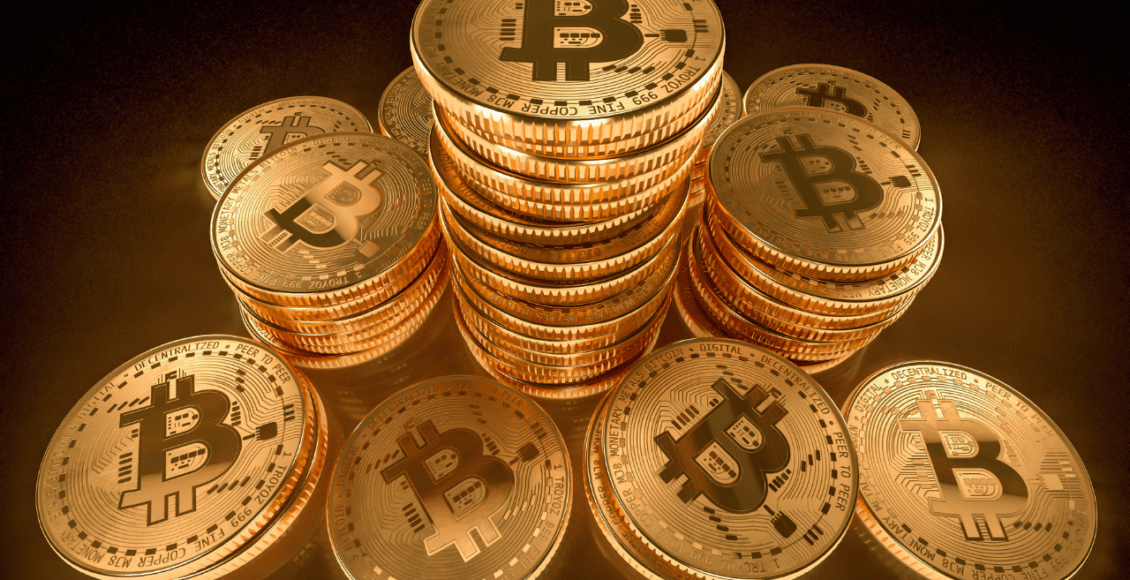 Monety Bitcoin w stosach