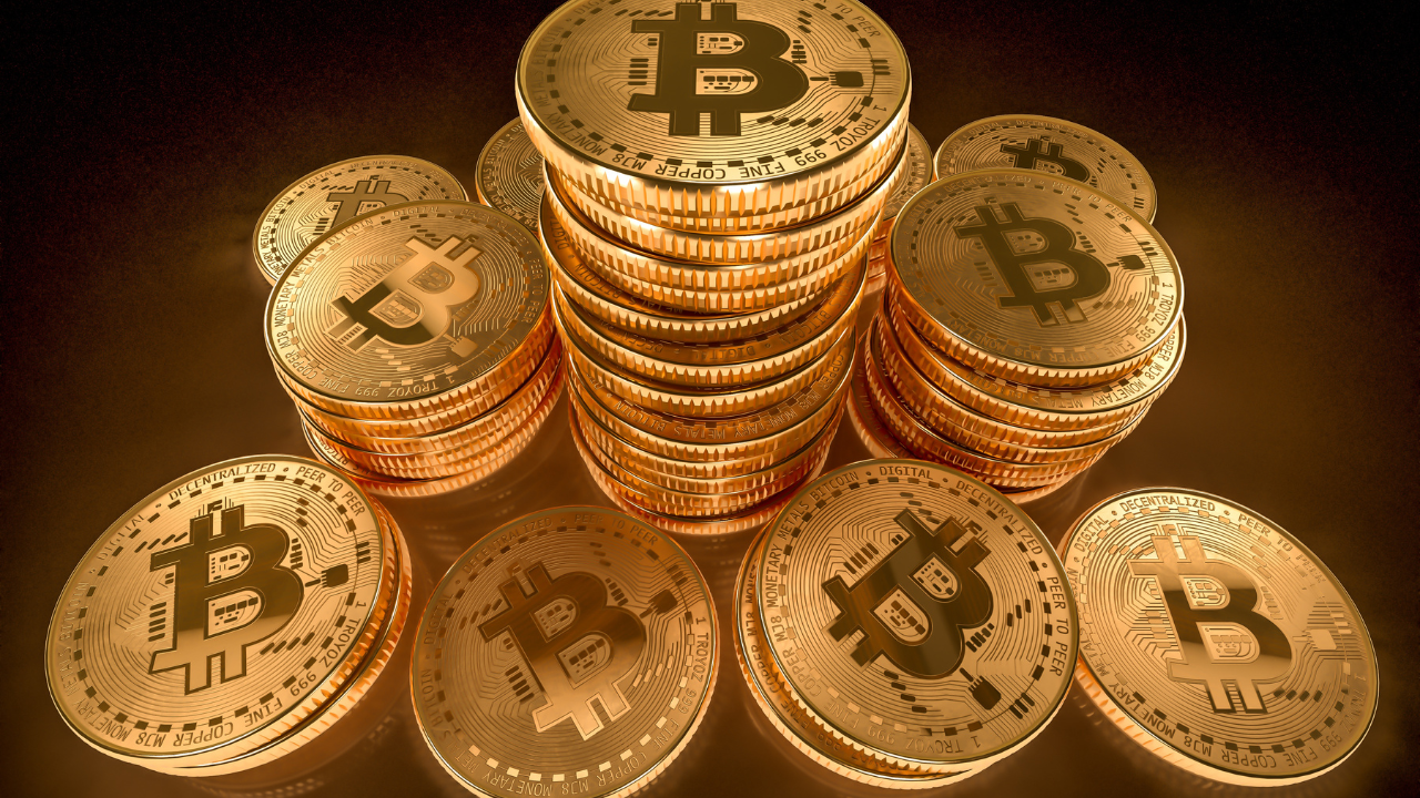 Monety Bitcoin w stosach