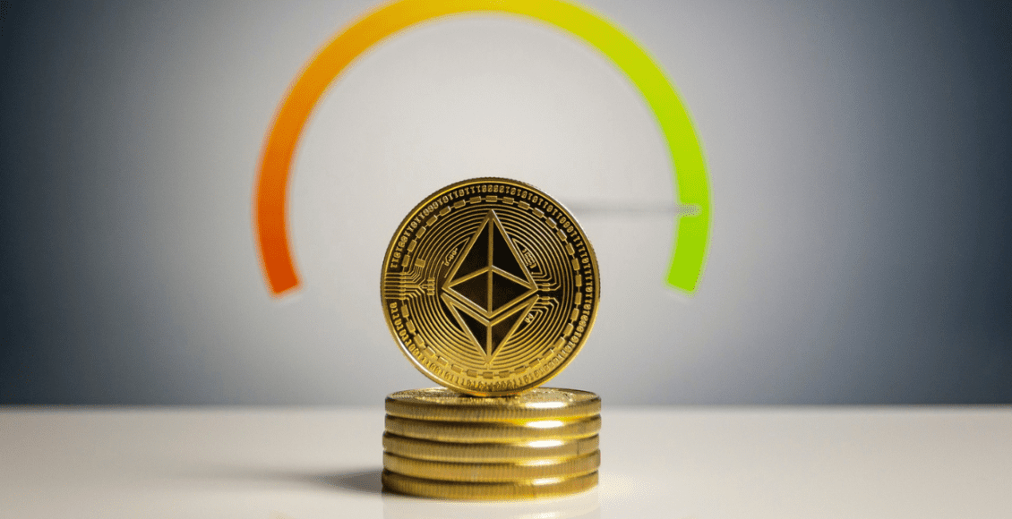 moneta ethereum z iluzją aureoli na stosie monet na stole