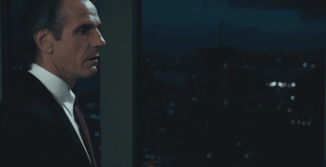 Jeremy Irons w filmie Margin Call spoglądający na śpiące miasto