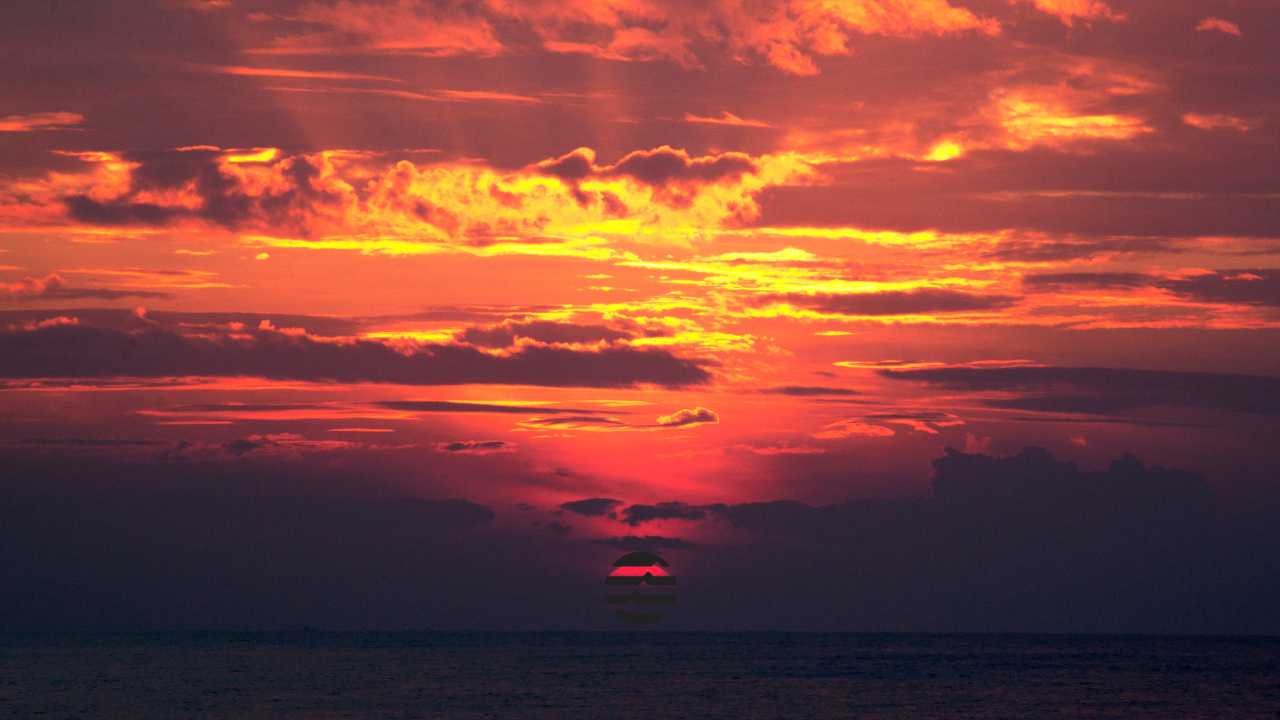 Zachód słońca w czerwono-czarnej kolorystyce