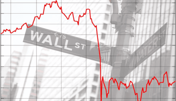 Czerwona spadkowa linia cenowa na tle czarno-białego zdjecia Wall Street