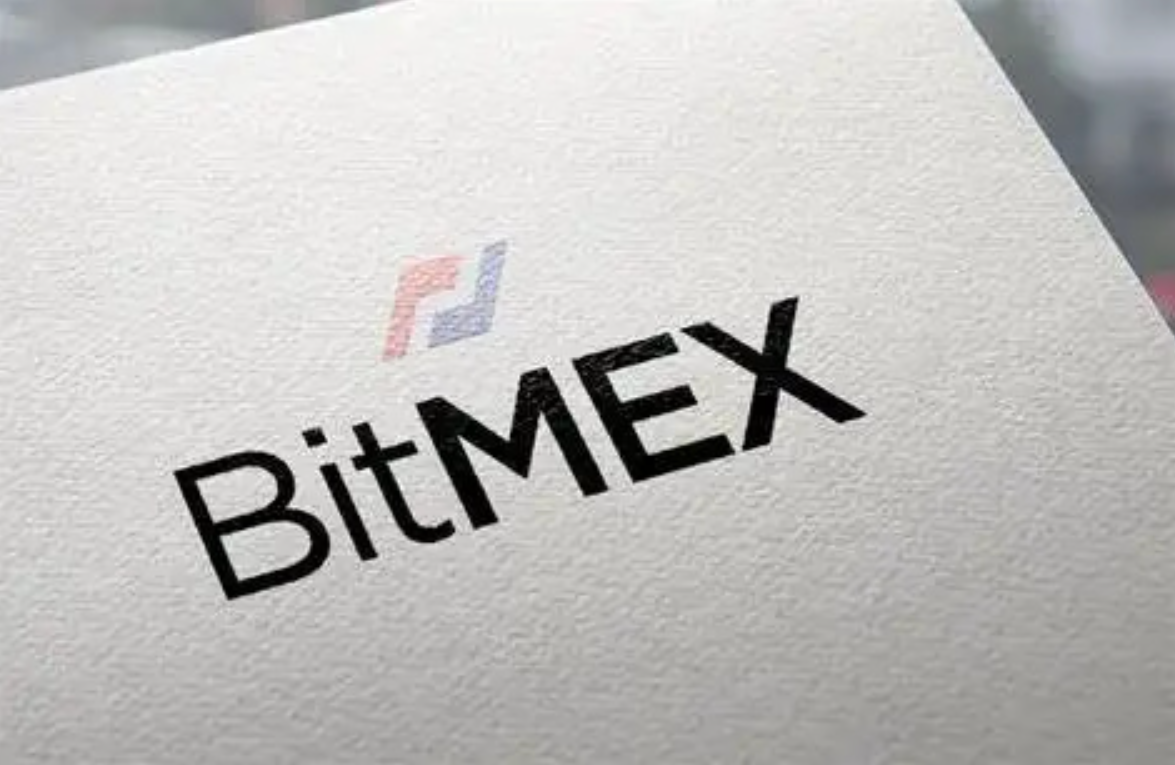 logo firmy BitMEX wydrukowane na kartce papieru