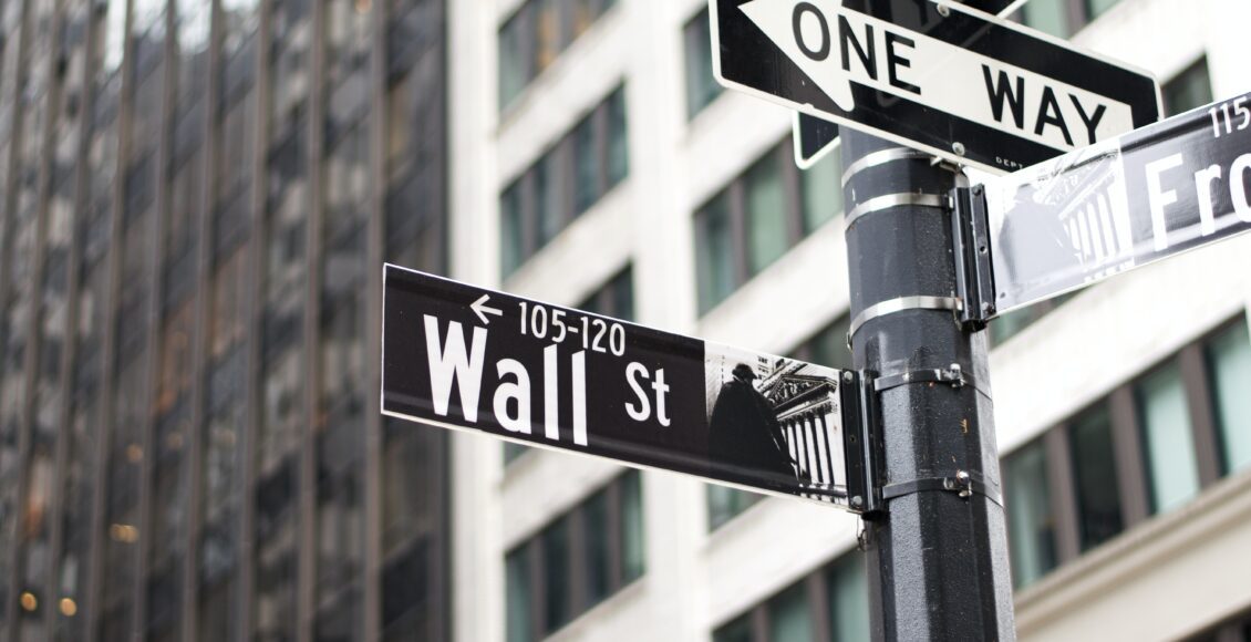 tabliczka z napisem Wall Street