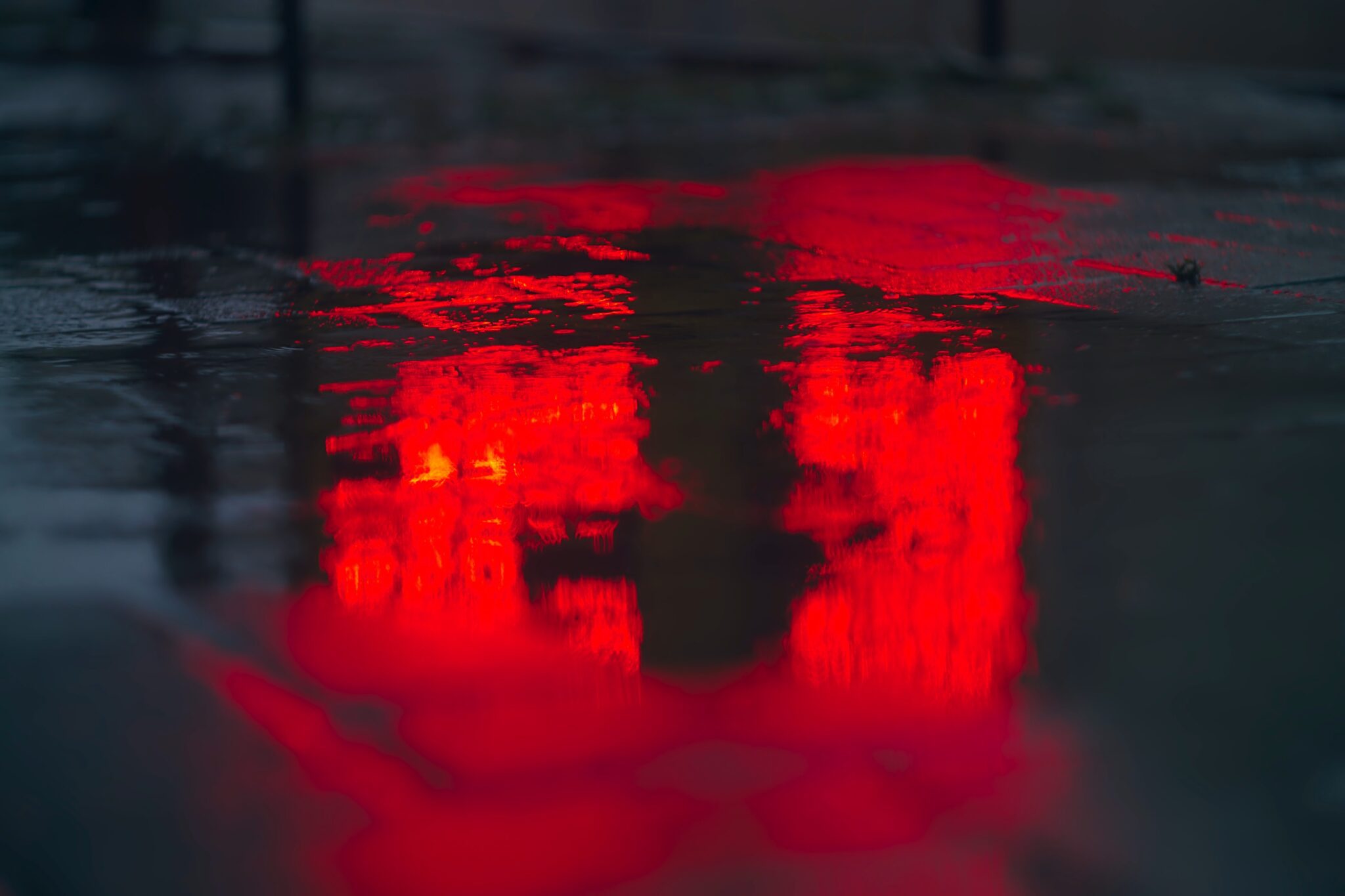 Czerwony kolor odbija się w strugach deszczu