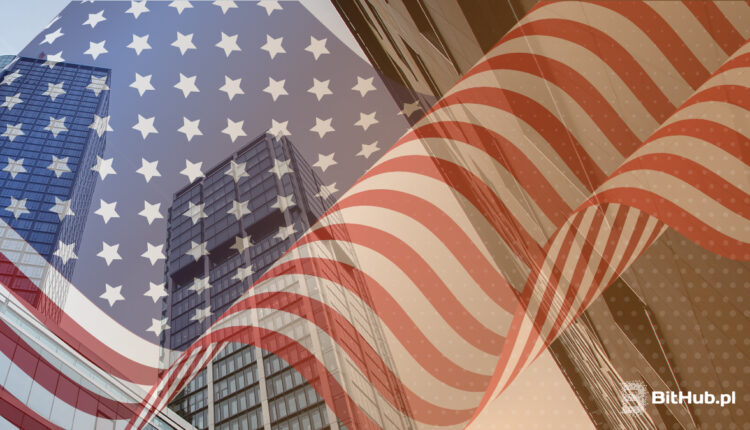 Flaga USA i wieżowce w tle
