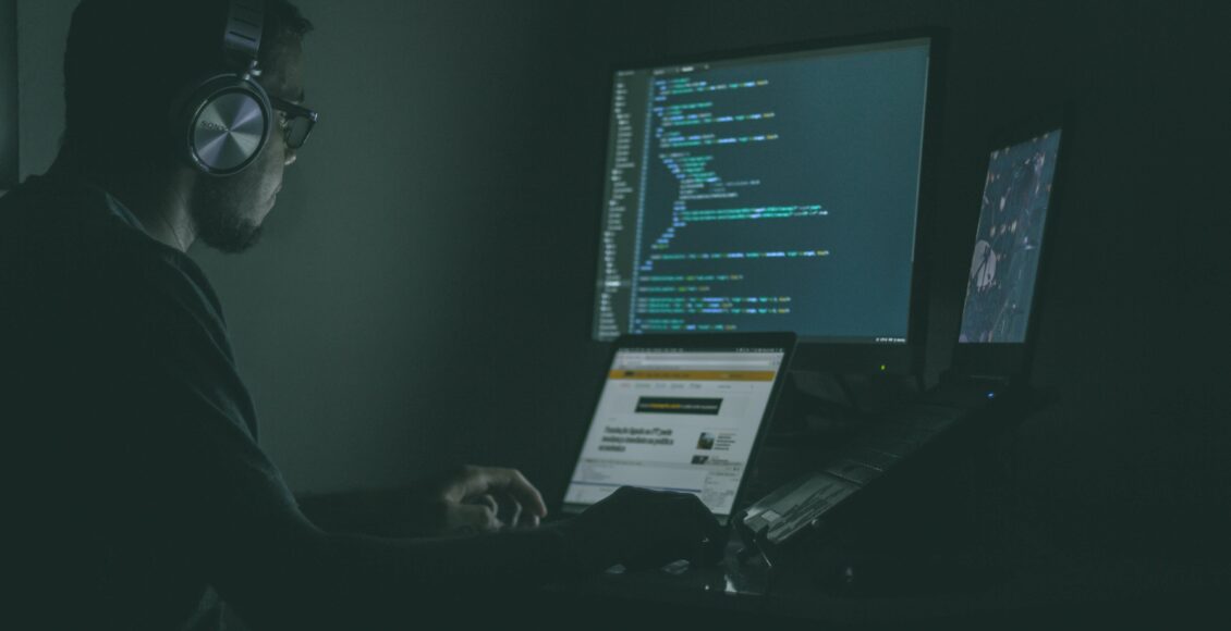 mężczyzna próbujący obejść system CIAT podczas pracy w dark webie