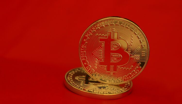 Bitcoin na czerwonym tle