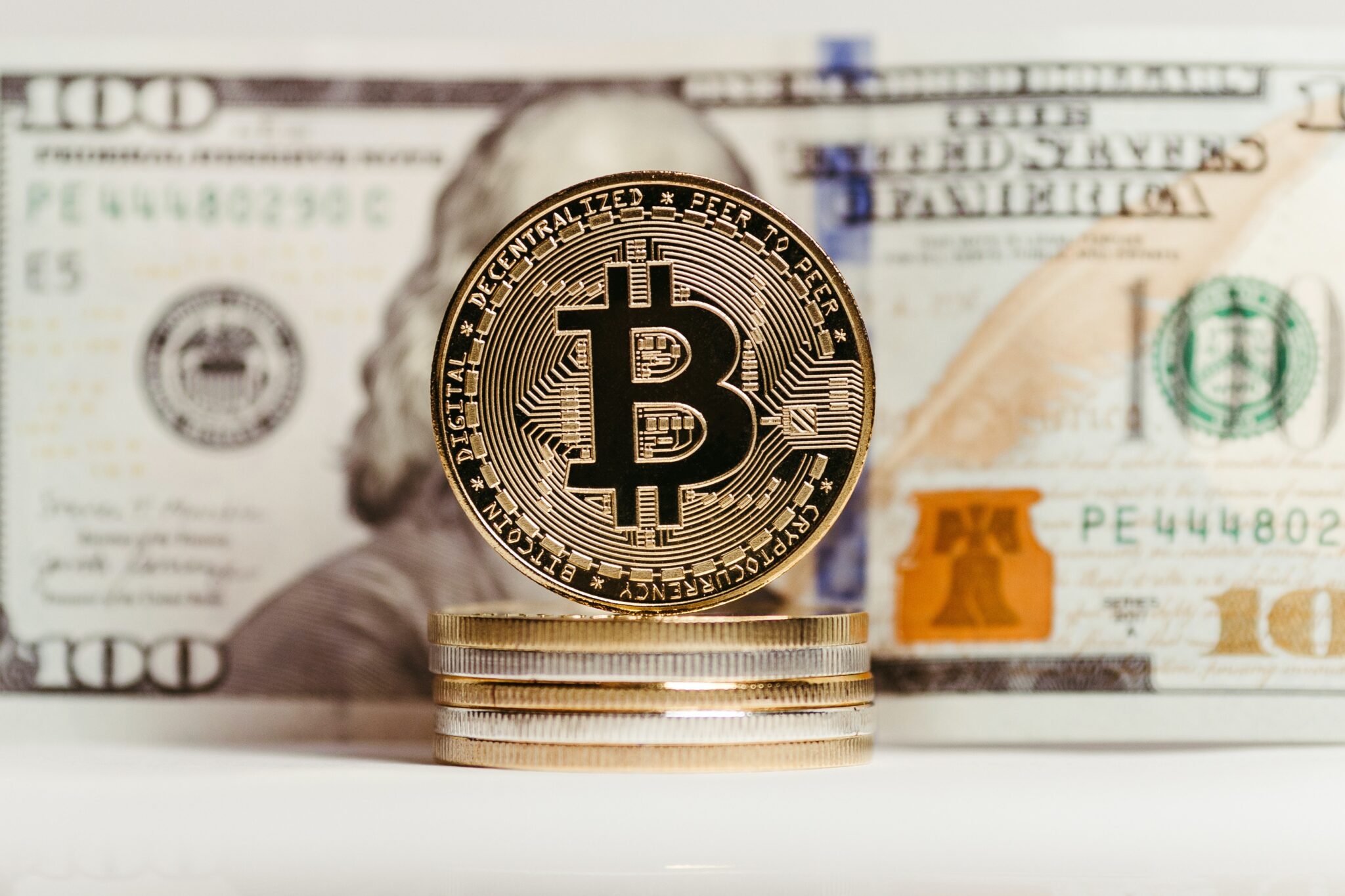 Bitcoin na tle banknotu dolarowego
