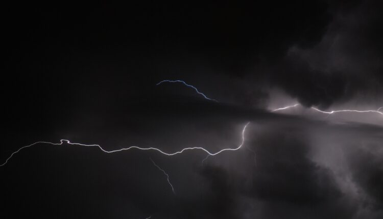 Likwidacja FTX – ruszyła błyskawiczna fala spadków. 3,4 mld USD w kryptowalutach wejdzie w rynek. Altcoiny na rzeź. Kiedy?