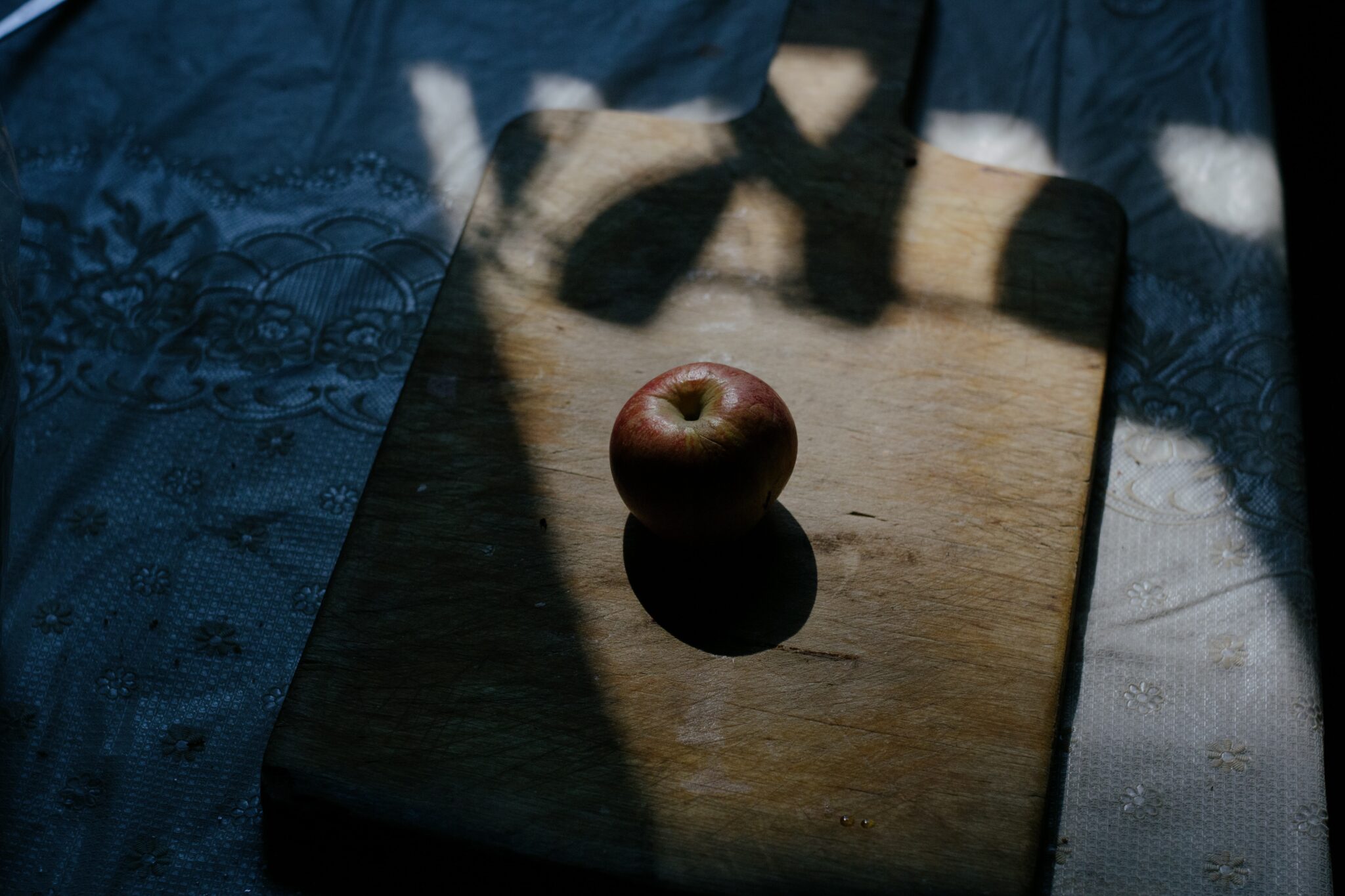 Jabłko w cieniu