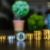 Bitcoin na tle rosnących stosów monet