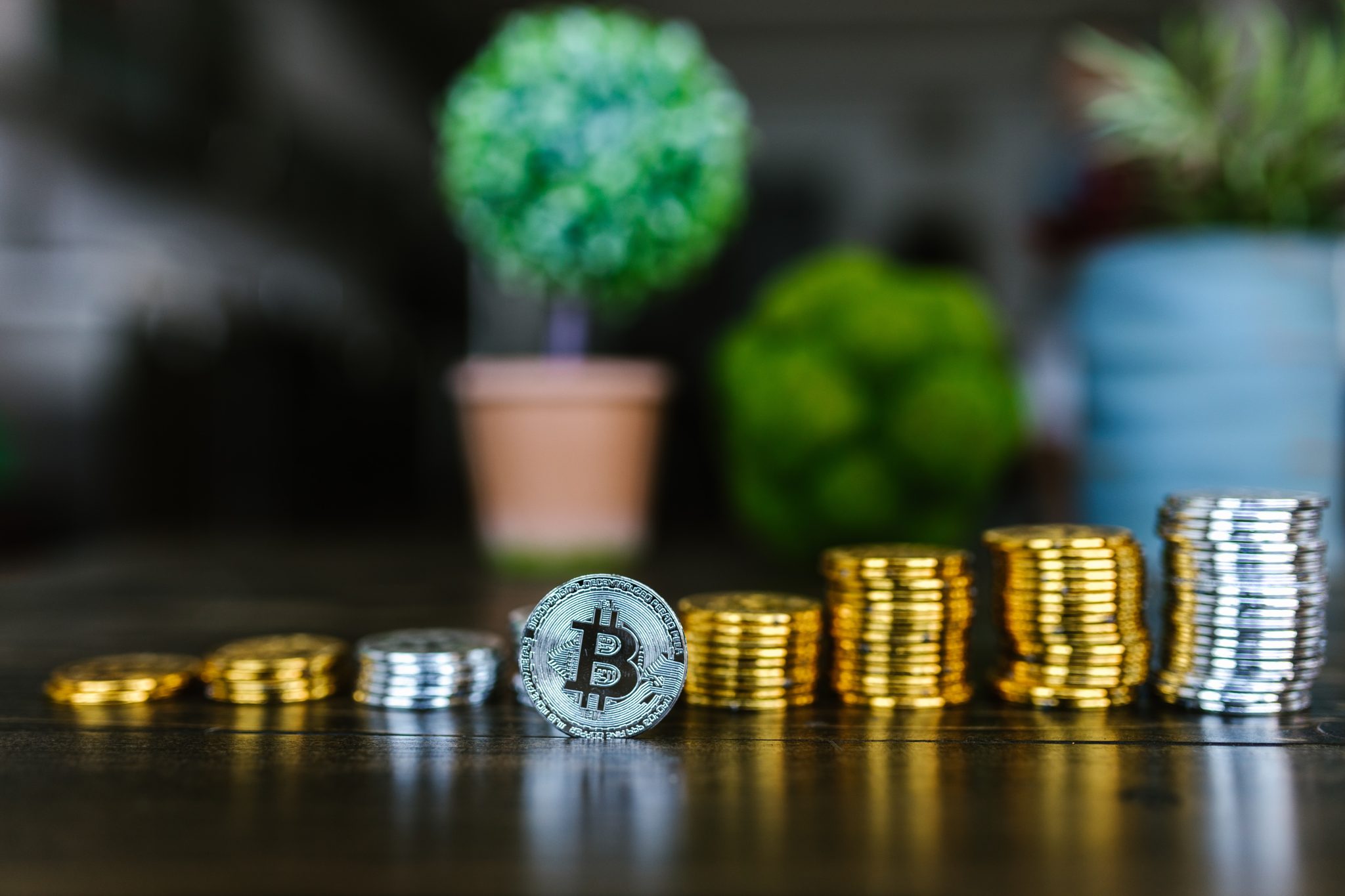 Bitcoin na tle rosnących stosów monet