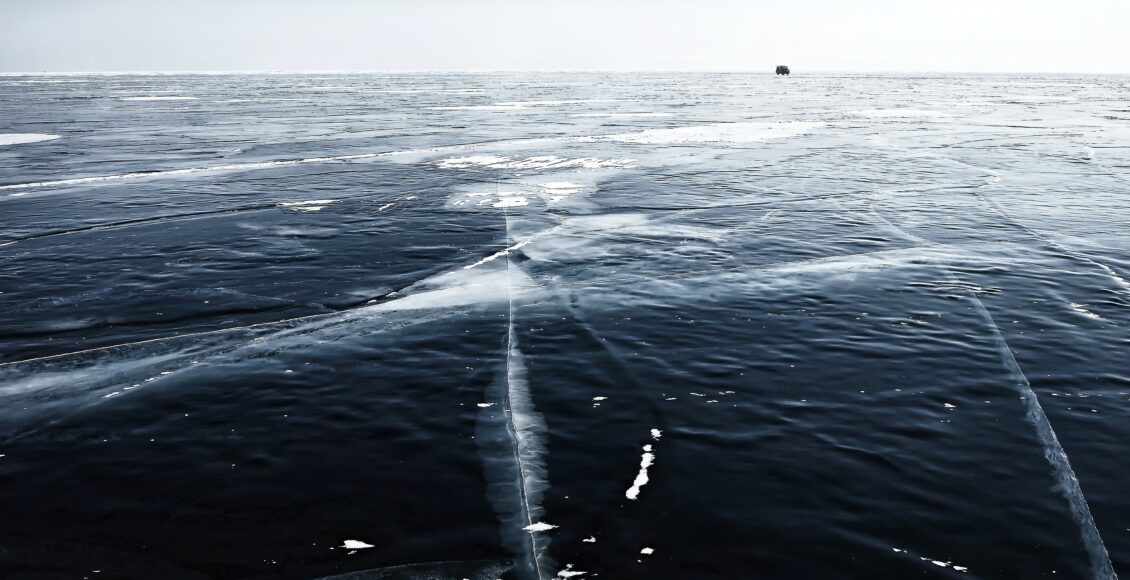Zamrożona tafla jeziora na Syberii